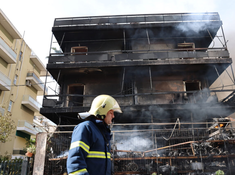 Θύμα απαγωγής είχε πέσει ο ιδιοκτήτης της επιχείρησης που κάηκε στο Ίλιον – «Ακούστηκαν εκρήξεις» λένε οι γείτονες