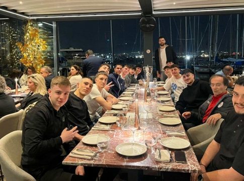 Ολυμπιακός: Δείπνησε στο εστιατόριο του Πίτερς η ομάδα εφήβων που κατέκτησε το πρωτάθλημα