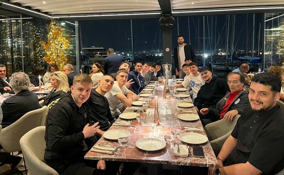 Ολυμπιακός: Δείπνησε στο εστιατόριο του Πίτερς η ομάδα εφήβων που κατέκτησε το πρωτάθλημα