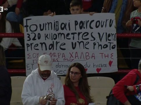 Ολυμπιακός: Απίθανο πλακάτ φίλου των Ερυθρόλευκων με μήνυμα στον Φουρνιέ