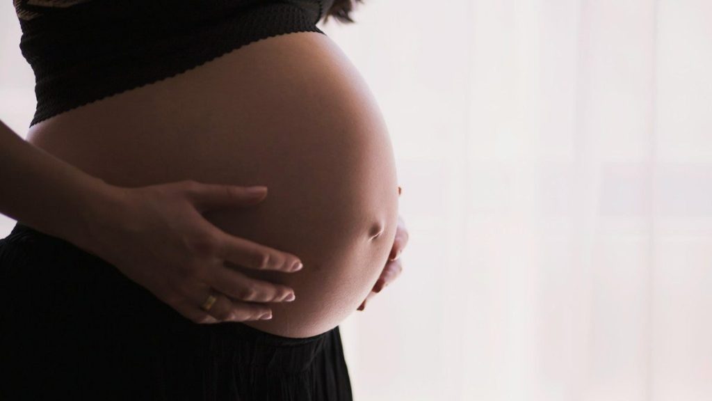 Διάσημη ηθοποιός έγκυος στο τρίτο της παιδί, ένα χρόνο μετά το διαζύγιο