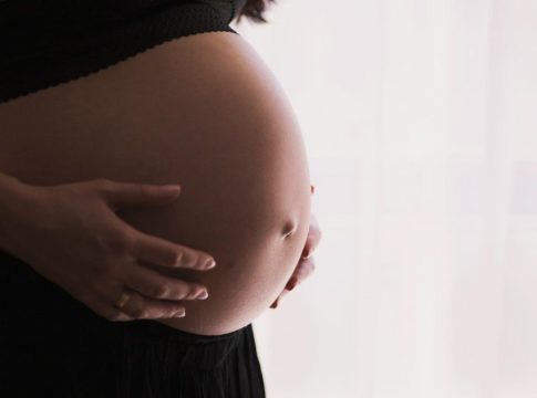 Διάσημη ηθοποιός έγκυος στο τρίτο της παιδί, ένα χρόνο μετά το διαζύγιο