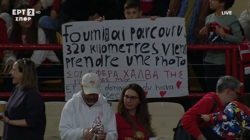 Ολυμπιακός: Απίθανο πλακάτ φίλου των Ερυθρόλευκων με μήνυμα στον Φουρνιέ