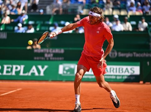 Διεκόπη το παιχνίδι του Τσιτσιπά – Θα συνεχιστεί την Τετάρτη (1-1, vid)