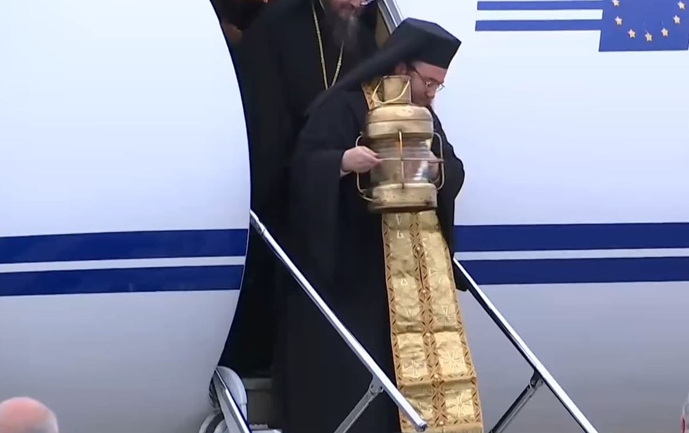 Με λαμπρότητα πραγματοποιήθηκε η άφιξη του Αγίου Φωτός στο αεροδρόμιο Ελευθέριος Βενιζέλος