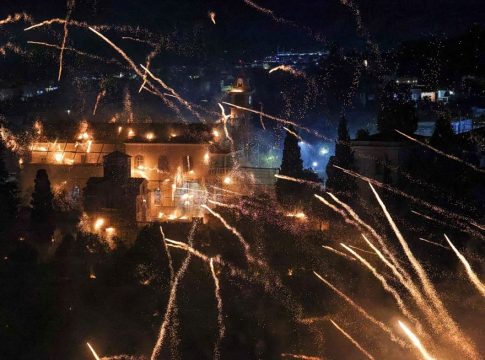 Ρουκετοπόλεμος στη Χίο: Η πιο «εκρηκτική» Ανάσταση στην Ελλάδα