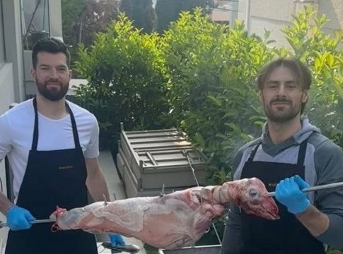 Πίτερς και Πάπας… αγκαλιά με ένα αρνί για το Πάσχα (pic)