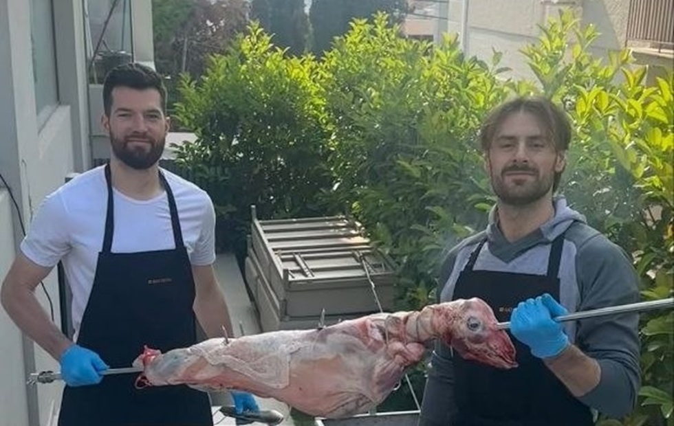 Πίτερς και Πάπας… αγκαλιά με ένα αρνί για το Πάσχα (pic)