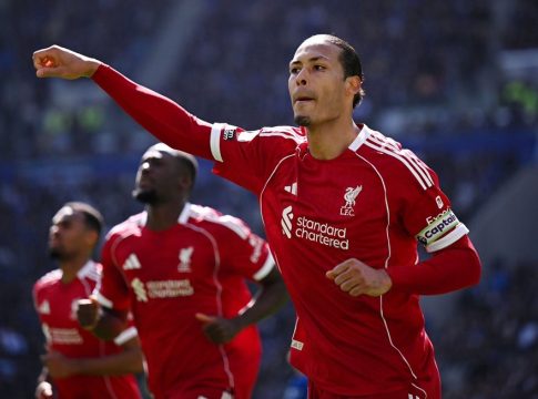 Έβερτον – Λίβερπουλ 1-2: Ο Φαν Ντάικ «χτύπησε» στις καθυστερήσεις και… ξέρανε τα «ζαχαρωτά»