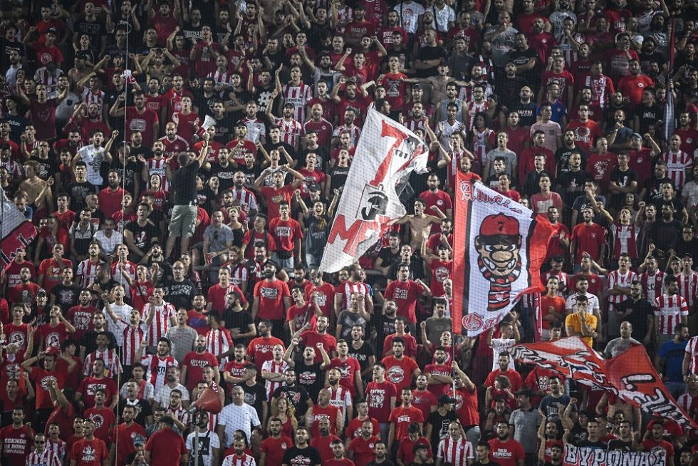 Αντιπροσωπεία φιλάθλων στον Ρέντη τα είπε με Μεντιλίμπαρ και ποδοσφαιριστές: «Να ματώσετε τη φανέλα»