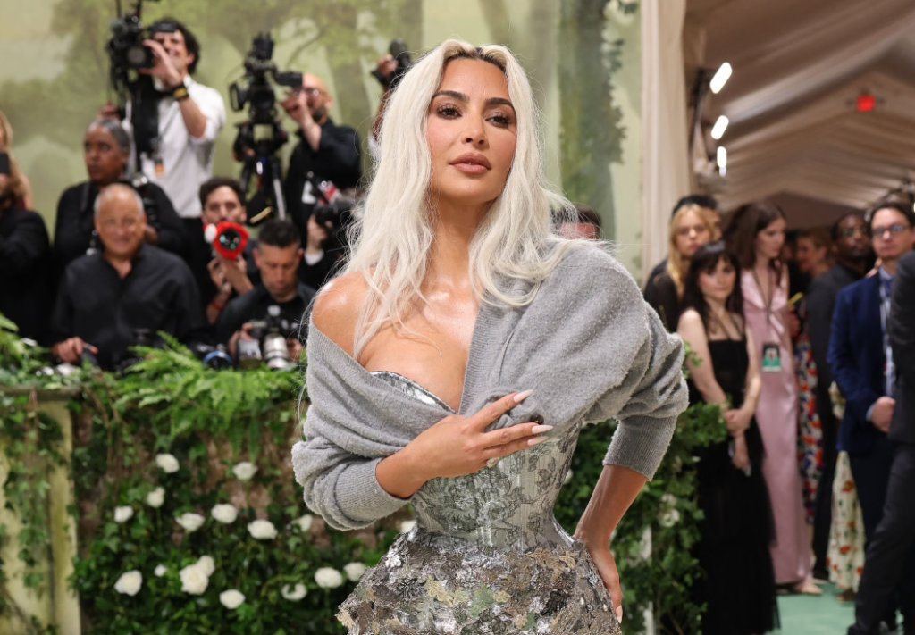 Tι δουλειά έχει η Κιμ Καρντάσιαν στο Μπρόντγουεϊ;