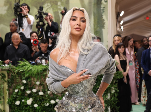 Tι δουλειά έχει η Κιμ Καρντάσιαν στο Μπρόντγουεϊ;