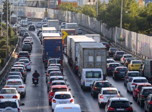 Φωτιά σε φορτηγό στη λεωφόρο Κηφισού – Καθυστερήσεις στο ύψος της Αχαρνών