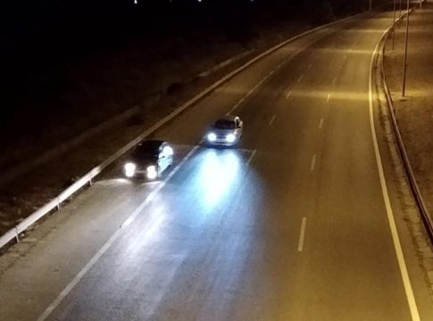 Συνελήφθησαν δύο οδηγοί που έκαναν κόντρες στη Βούλα – Έτρεχαν ακόμα και με 150 χλμ/ώρα