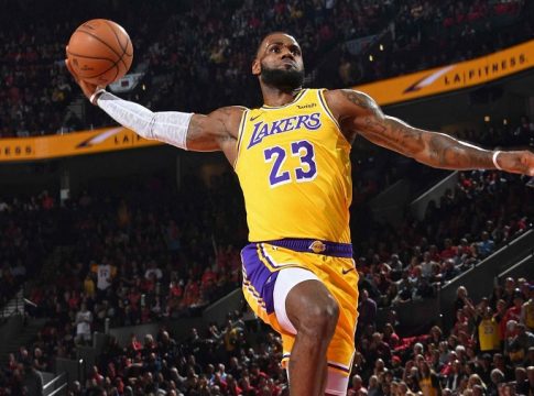 Φοβερός και τρομερός ο ΛεΜπρόν: «Κλείδωσε» το πλεονέκτημα έδρας για τους Λέικερς με ιστορική εμφάνιση