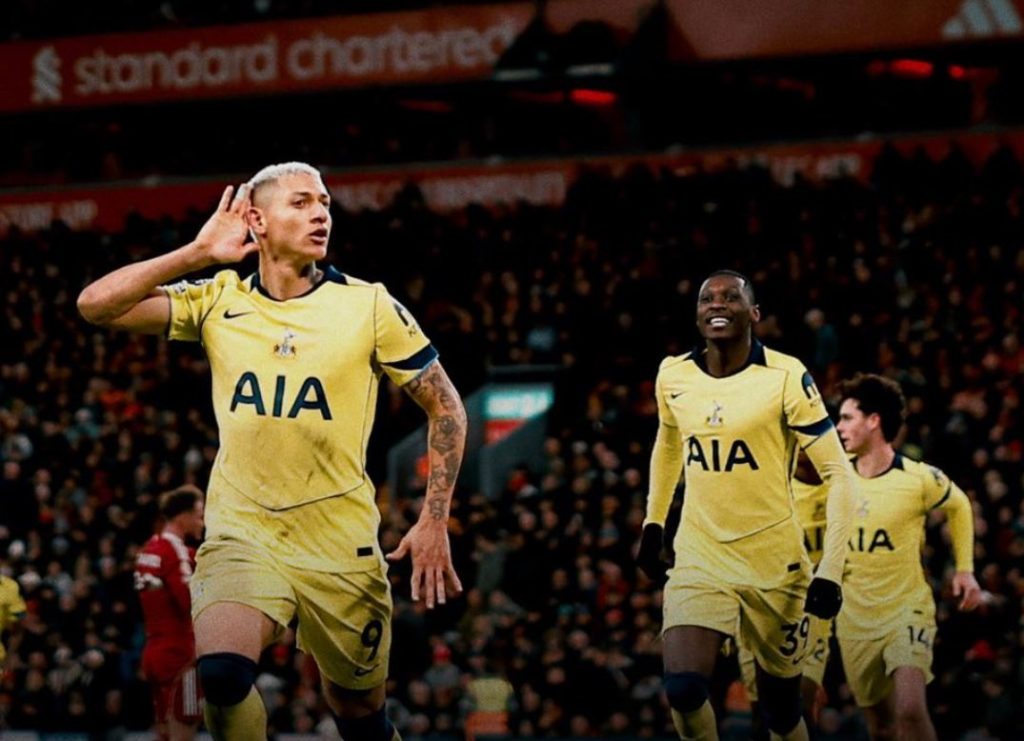 Συγκλονίζει ο Ριτσάρλισον για την κατάθλιψη: «Πόσες φορές, ενώ οδηγούσα, σκέφτηκα να πέσω πάνω σε τοίχο»