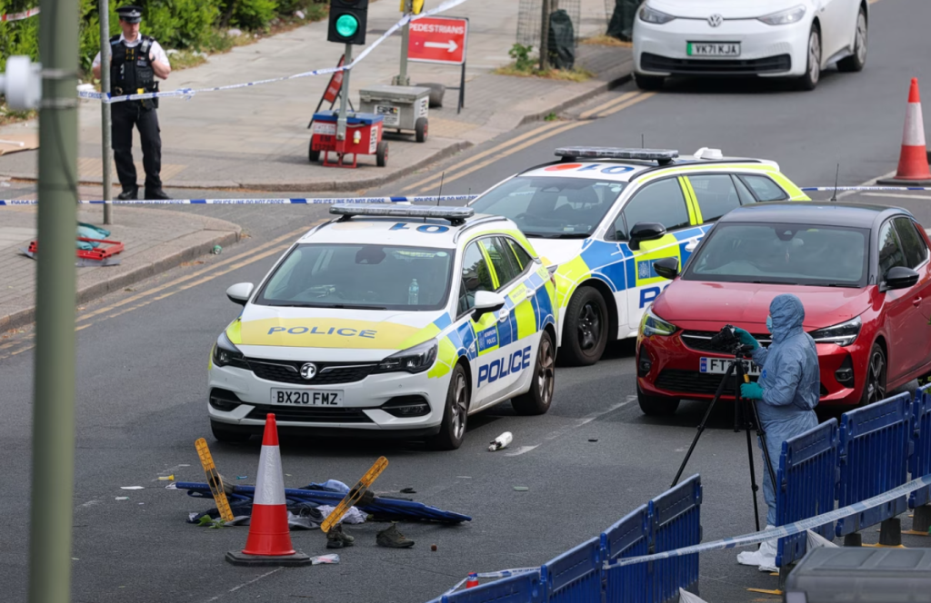 Λονδίνο: Η στιγμή που ο δράστης χτυπά το ένα από τα δύο θύματά του – Φώναζε «Αλλάχου Άκμπαρ»