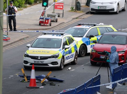 Λονδίνο: Η στιγμή που ο δράστης χτυπά το ένα από τα δύο θύματά του – Φώναζε «Αλλάχου Άκμπαρ»