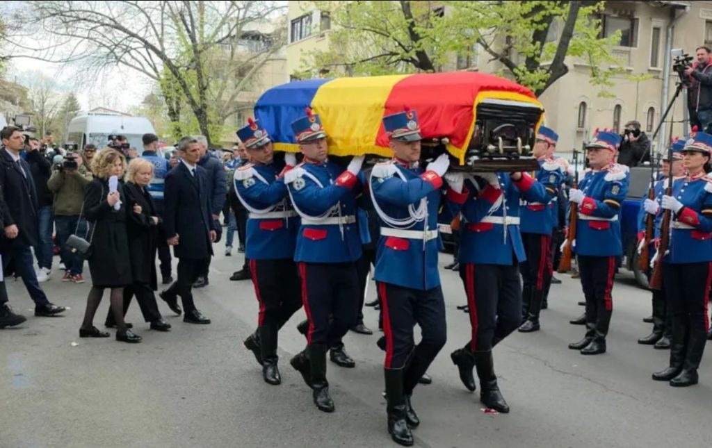 Συγκλονιστικές στιγμές στο Βουκουρέστι: Αποθέωση και συνθήματα για τον Λουτσέσκου μπροστά στο φέρετρο (pics, vids)