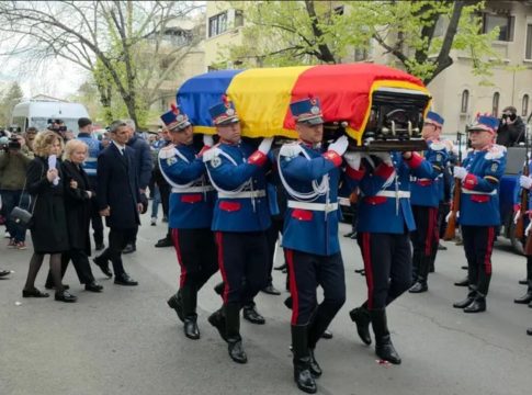 Συγκλονιστικές στιγμές στο Βουκουρέστι: Αποθέωση και συνθήματα για τον Λουτσέσκου μπροστά στο φέρετρο (pics, vids)
