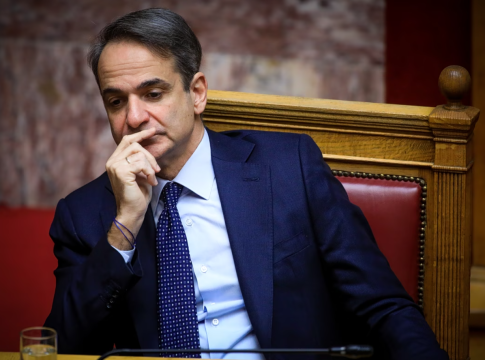 Στο «καναβάτσο» η κυβέρνηση για τη διαφθορά – Κοβέσι, Βουρλιώτης, Τσίπρας, Ανδρουλάκης στριμώχνουν τον Μητσοτάκη