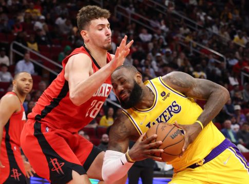 Το viral στιγμιότυπο από το NBA με πρωταγωνιστή τον Σενγκούν και τον Λεμπρόν Τζέιμς (vids)