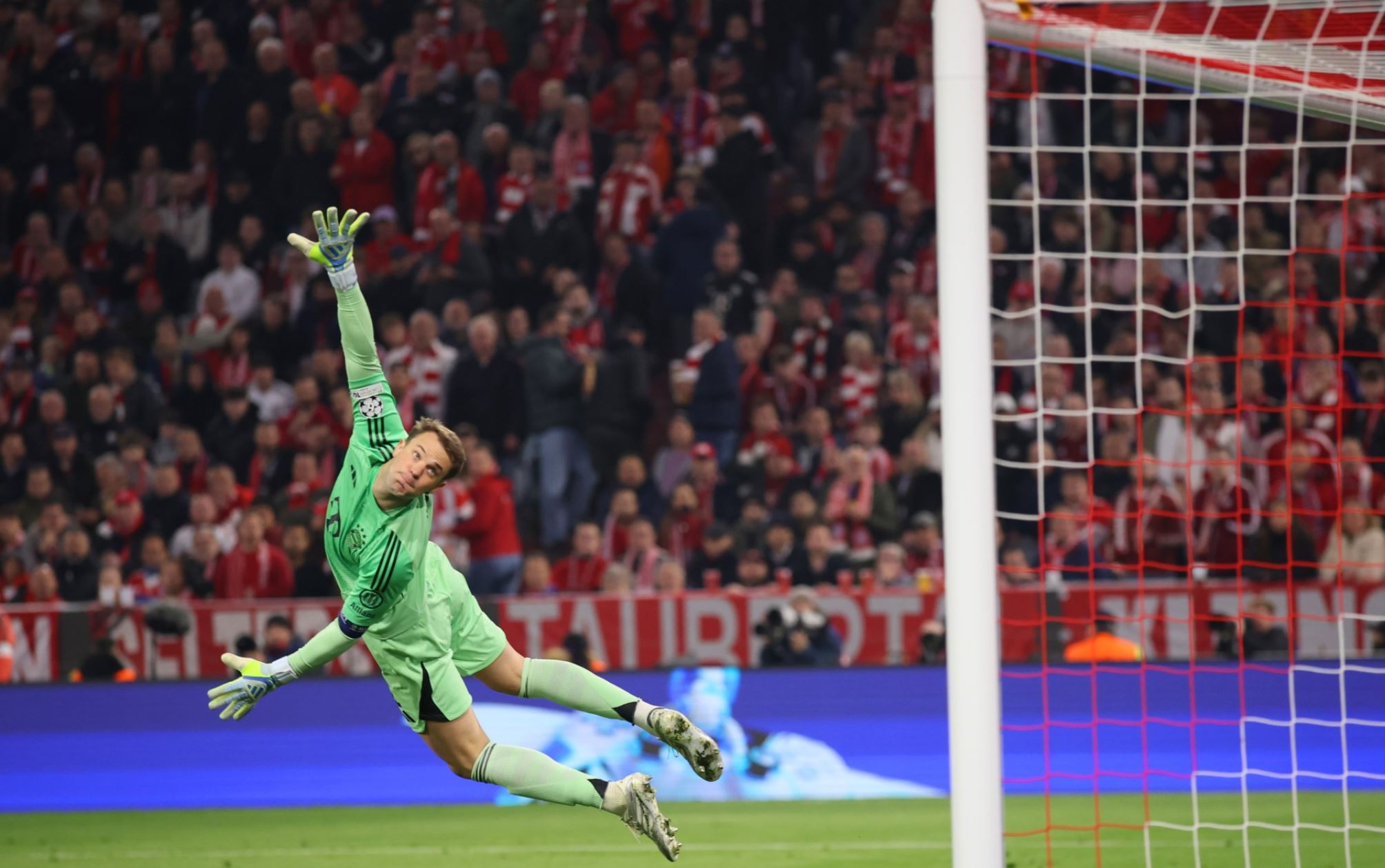 «Τροχονόμος» Νόιερ: Το απίθανο αρνητικό ρεκόρ του Γερμανού γκολκίπερ στο Παρί – Μπάγερν (vid)