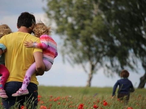 Έρχεται επίδομα… ανάσα: Μέχρι και 900€ για οικογένειες – Δείτε αν το δικαιούστε