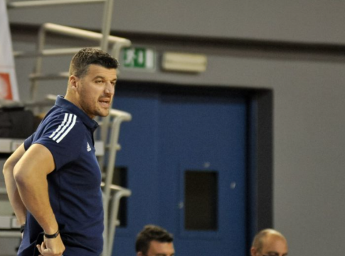 Παντελάκης: «Στον Ολυμπιακό εστιάζουμε στο να βοηθάμε τα παιδιά να παίρνουν σωστές αποφάσεις στο γήπεδο»