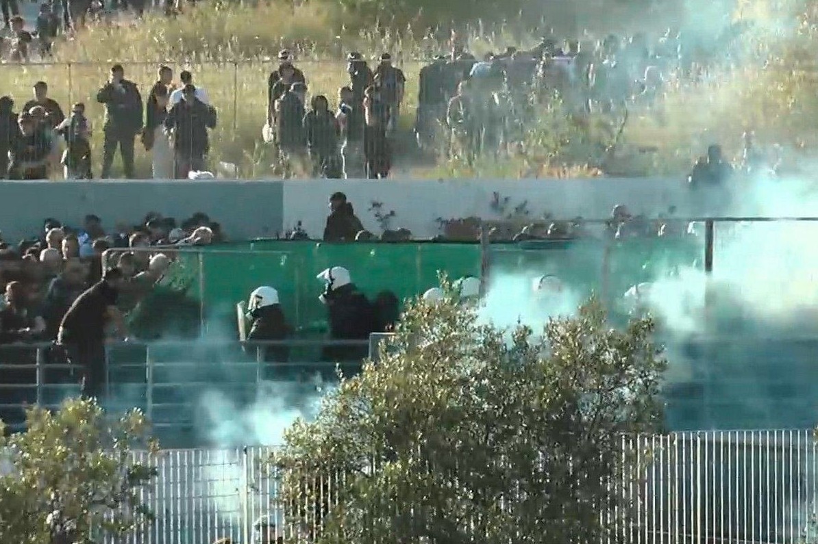 Ένταση στον Βόλο: Επεισόδια ανάμεσα σε ΜΑΤ και οπαδούς του ΠΑΟΚ (pics)