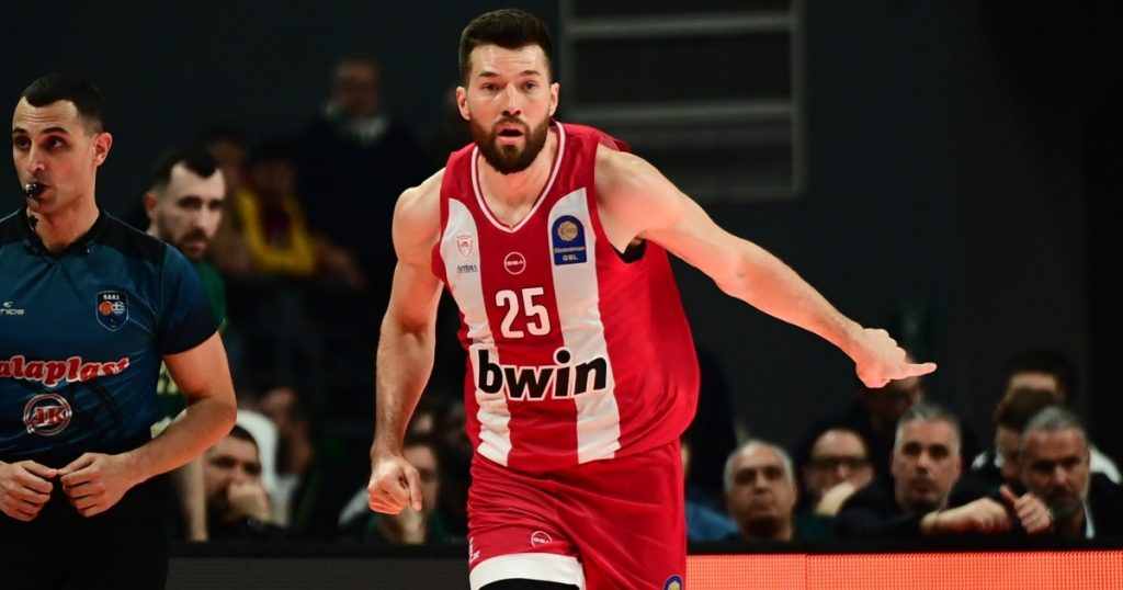 Πώς ο Πίτερς καθορίζει τις αποχωρήσεις στην Αρμάνι