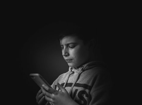 Οι εγκληματικές οργανώσεις πλουτίζουν καθώς οι ιστοσελίδες σεξουαλικής κακοποίησης παιδιών διπλασιάζονται