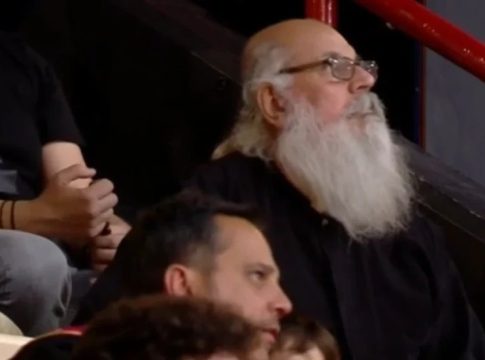 Ιερέας βρέθηκε στις εξέδρες του ΣΕΦ για το Ολυμπιακός – Μιλάνο