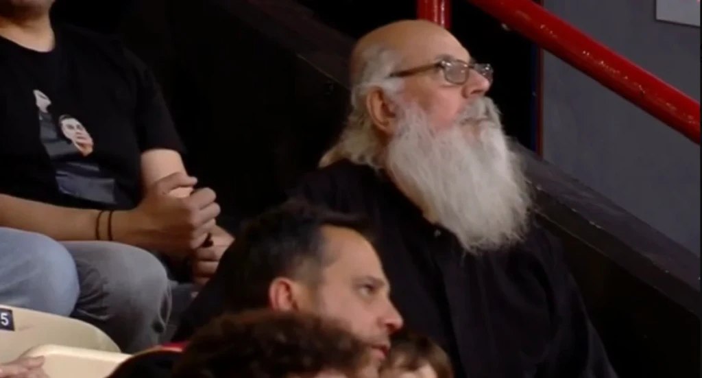 Ιερέας βρέθηκε στις εξέδρες του ΣΕΦ για το Ολυμπιακός – Μιλάνο