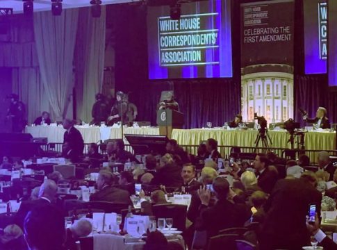 Απίθανο βίντεο: Viral ο άνδρας που παρά τους πυροβολισμούς στον Λευκό Οίκο συνέχιζε να… τρώει