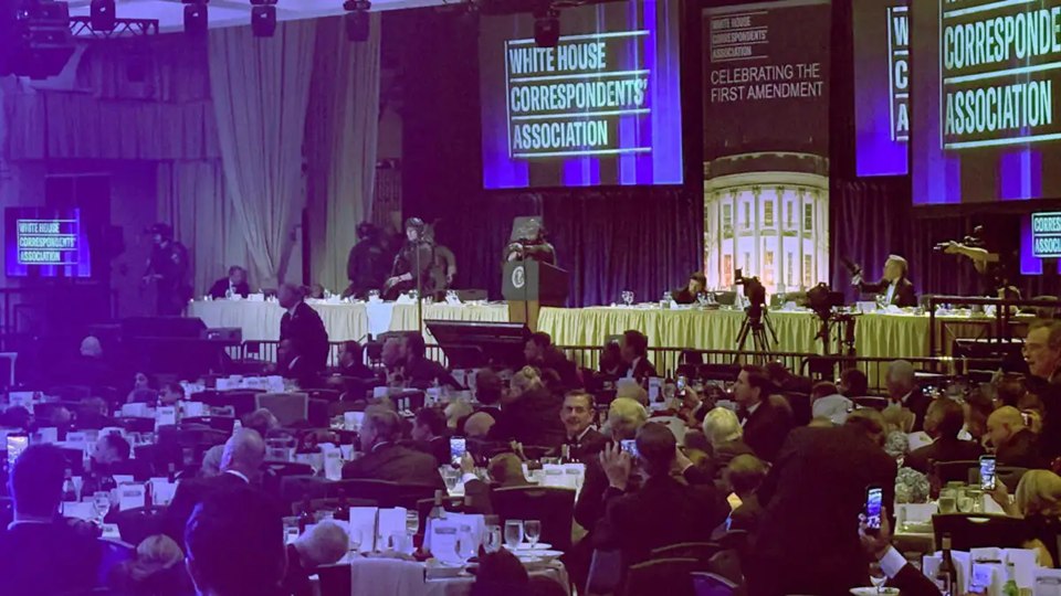 Απίθανο βίντεο: Viral ο άνδρας που παρά τους πυροβολισμούς στον Λευκό Οίκο συνέχιζε να… τρώει