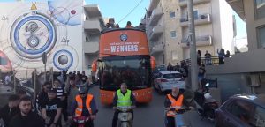 Live streaming η παρέλαση του ΟΦΗ στο Ηράκλειο με το ανοιχτό λεωφορείο