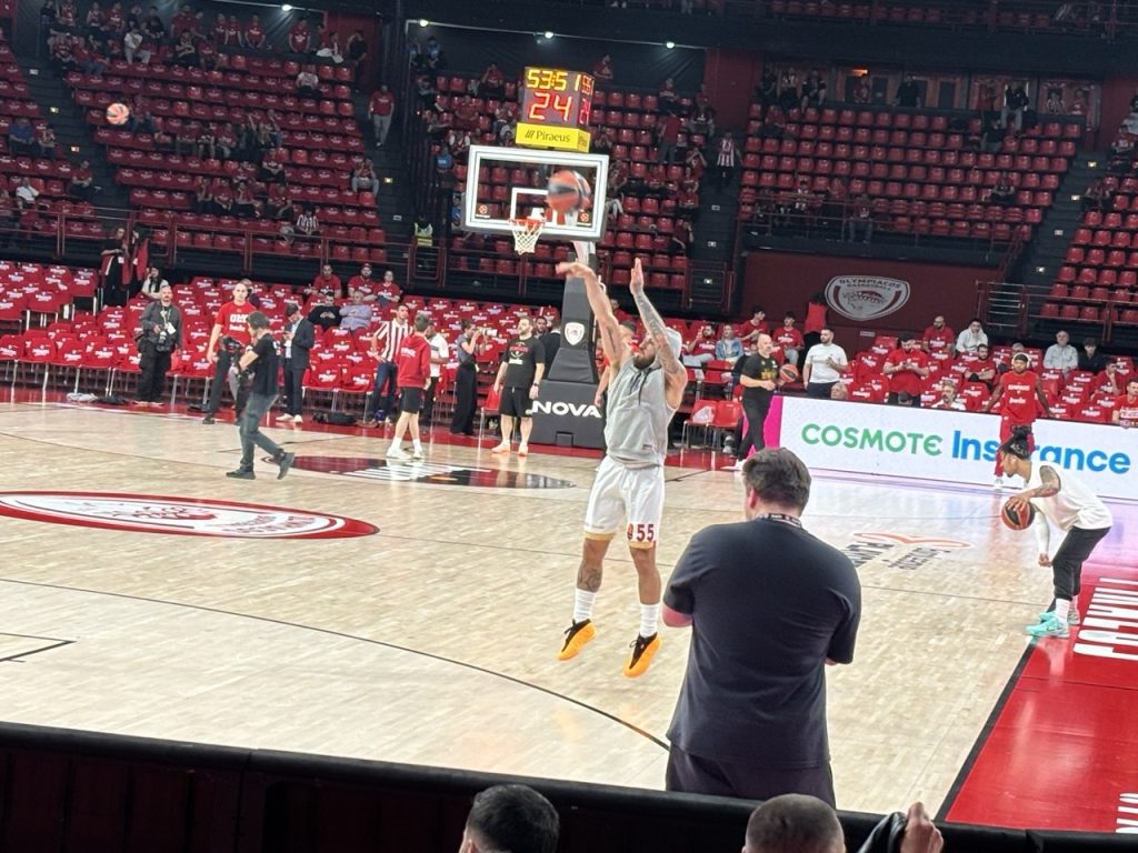 Με κουκούλα και εν μέσω αποδοκιμασιών ο Μάικ Τζέιμς στο ΣΕΦ (vid)