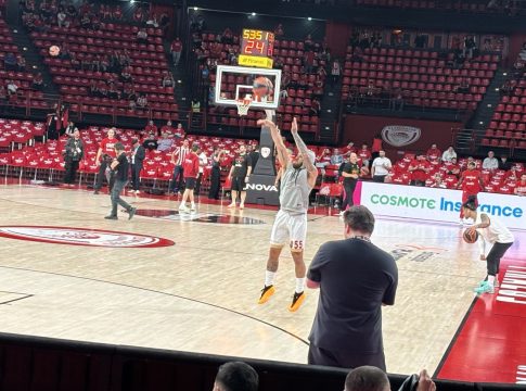 Με κουκούλα και εν μέσω αποδοκιμασιών ο Μάικ Τζέιμς στο ΣΕΦ (vid)