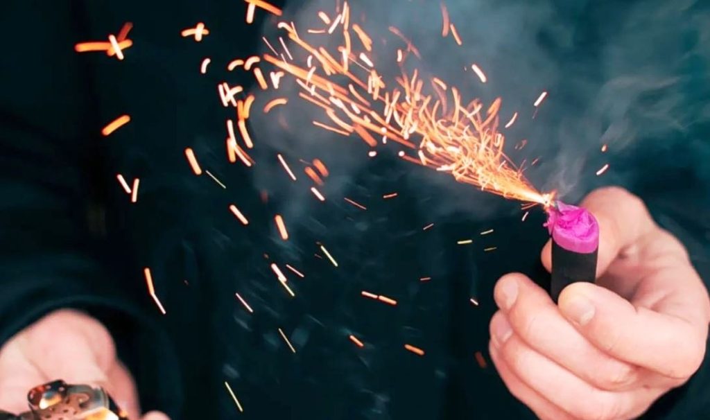 Πυροτέχνημα εξερράγη στα χέρια 15χρονου μπροστά σε εκκλησία στη Ρόδο