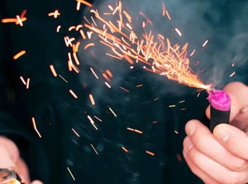 Πυροτέχνημα εξερράγη στα χέρια 15χρονου μπροστά σε εκκλησία στη Ρόδο