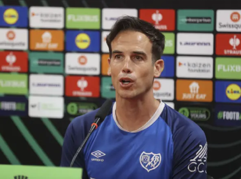 Προπονητής Βαγιεκάνο: «Η ισορροπία είναι ένα από τα βασικά χαρακτηριστικά της ΑΕΚ – Μακάρι να κατακτήσουμε το Conference League»