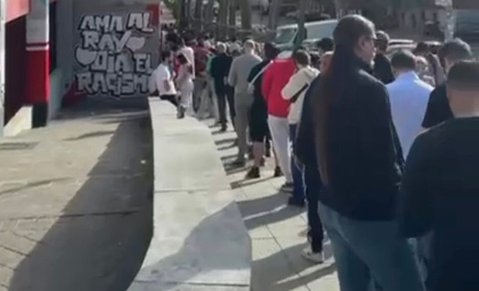 Ουρές από τους οπαδούς της Βαγιεκάνο για ένα εισιτήριο με την ΑΕΚ (pic)