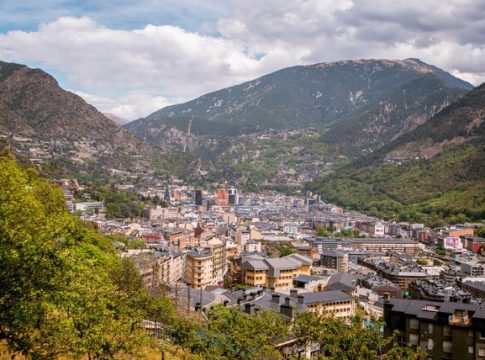 Όρθια στην κοιλάδα των Πυρηναίων