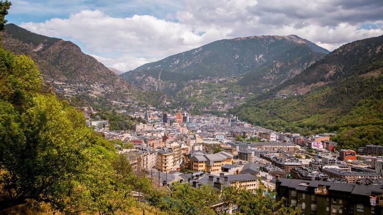 Όρθια στην κοιλάδα των Πυρηναίων