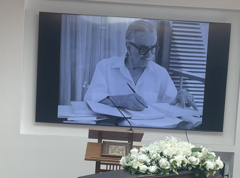 Στο Αποτεφρωτήριο Ριτσώνας το «ύστατο χαίρε» στον Στέφανο Ληναίο με τραγούδια Χατζιδάκι, Θεοδωράκη, Λοΐζου