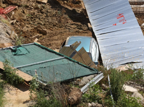 Θεσσαλονίκη: Η στιγμή που αυτοκίνητο πέφτει στο κενό από την κατάρρευση τοιχίου – Μια σύλληψη