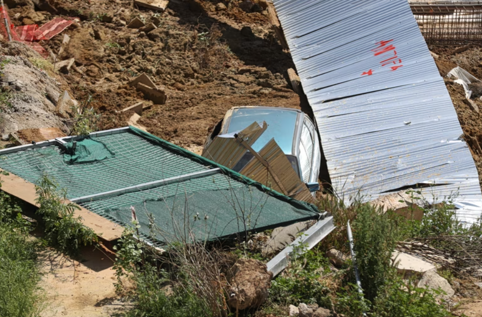 Θεσσαλονίκη: Η στιγμή που αυτοκίνητο πέφτει στο κενό από την κατάρρευση τοιχίου – Μια σύλληψη