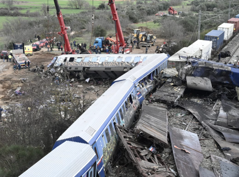 Φωτιά σε ΙΧ πραγματογνώμονα των Τεμπών στου Ζωγράφου – Ανάληψη ευθύνης