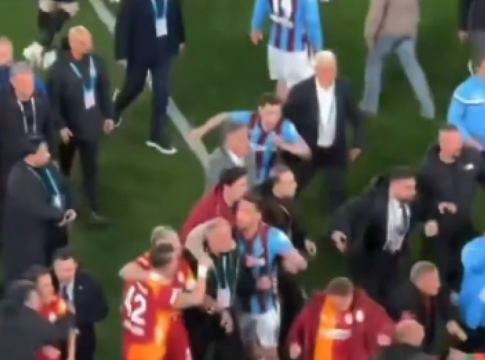 Χαμός στην Τουρκία: Γενική σύρραξη μεταξύ παικτών μετά το Τράμπζονσπορ – Γαλατάσαραϊ! (vid)